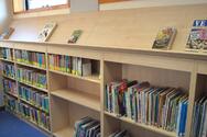 Sloping shelf for display books